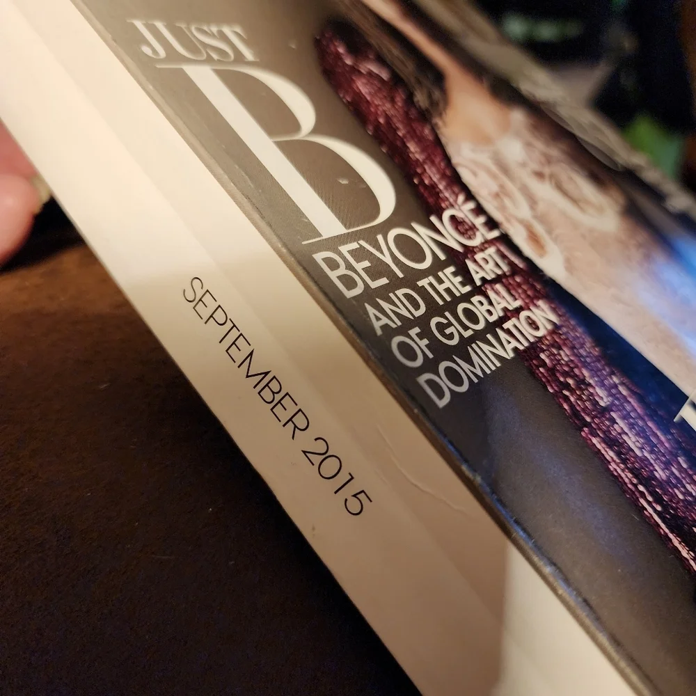 Pair of Vogue Magazines- Taylor Swift and Beyonce - Picture 11 of 12